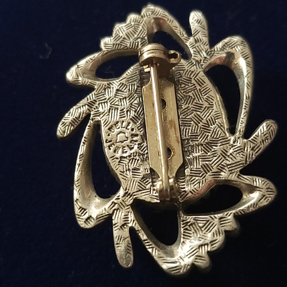 Early Bell Jewelry Company Howlite Brooch - Picture 3 of 5